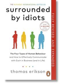 На корицата на книгата "Заобиколени от идиоти" са изобразени червени, жълти, зелени и сини силуети, представляващи типове личности. Червен банер гласи "Напълно преработено и разширено", а текстът подчертава над 10 милиона продадени копия.
