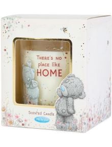Ароматна свещ Me to You "There's No Place Like Home" се предлага в подаръчна кутия със сиво мече, флорални мотиви и етикет "Me to You". Изработена от соев восък, тя предлага чисто, дълготрайно горене и очарователна домашна атмосфера.