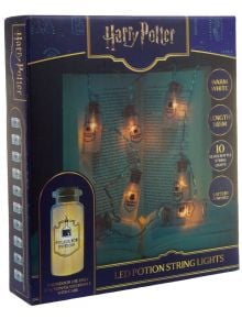Светещ гирлянд Blue Sky Harry Potter String Lights с 10 светещи шишенца и етикети-идеален подарък за фенове. Работи на батерии, за вътрешна употреба. Подчертава Отвара от полижуи от Хари Потър.