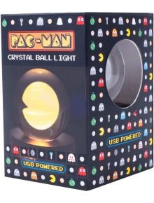 Кутията на "Светеща кристална топка Fizz Creations - Pac-Man" е украсена с изображения на Pac-Man и духове, ретро игри и надпис PAC-MAN CRYSTAL BALL LIGHT, USB захранване. Прозорецът показва декоративната лампа вътре.