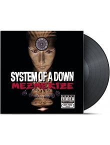 Обложката на албума System of a Down - Mezmerize (VINYL) включва стилизирана фигура с часовник на челото, червени очи, огледални стрелки и смел бял и червен текст на тъмен фон - истински алтернативен метъл стил.