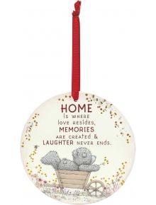 Табелка Me to You - Home е кръгъл керамичен орнамент с червена панделка, с изображение на Тати Теди в каруца и думите: "Домът е мястото, където живее любовта, където се създават спомени и където смехът никога не свършва"-идеалният подарък за нов дом.