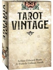 Бежовата кутия на колодата Таро Vintage е с илюстрация на избледняла роза отгоре и имената на създателите Артър Едуард Уейт и Памела Колман Смит в долната част на предната част - идеална за подобряване на преживяването ви при четене на Таро.