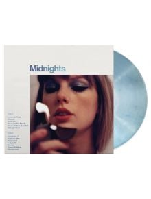 Облачен син винил от Taylor Swift - Midnights (VINYL) се вижда частично зад обложката на албума, на която Тейлър Суифт държи запалка с хладен грим на мек фокус.