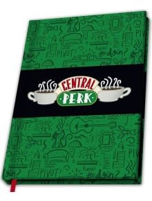 Тефтерът ABYstyle Friends Central Perk A5 е зелен тефтер с логото на Central Perk, две чаши за кафе с пара и рисунки на емблематични фрази и предмети от "Приятели" на заден план.