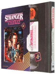 Официално лицензиран тефтер Grupo Erik Stranger Things VHS с ретро дизайн на видеокасета, любимите герои и изписани сезони 1-4 на гърба.