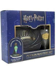 Бележник и химикалка Blue Sky Harry Potter Potion Master е магически комплект в синя кутия с тефтер, светеща химикалка и поставка. Перфектен подарък за фенове на Хари Потър - "Съберете магията!.