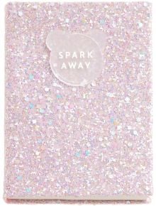 Тефтер Miquelrius Back2Fun Spark Away с твърди розови брокатени корици и прозрачен етикет във формата на мече с надпис SPARK AWAY.