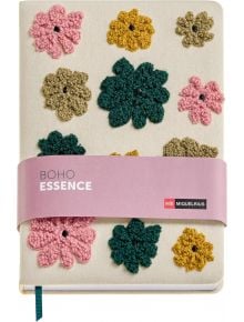 Тефтер Miquelrius Boho Essence Towel A5 с 80 листа на широки редове, кремав платнен текстил с плетени цветя в зелено, жълто и розово, розова лента BOHO ESSENCE, MIQUELRIUS лого и зелена разделителна лента.