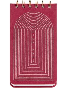 Малък червен тефтер Miquelrius Highland Days 9 x 16 см с твърди корици и златна спирала. Корица с концентрични сребристи линии оформя арка около вертикално изписано HIGHLANDS.