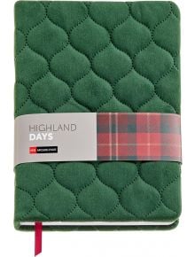 Зелен кадифен тефтер Miquelrius Highland Days A5 с червена карирана хартиена лента и видима червена панделка.