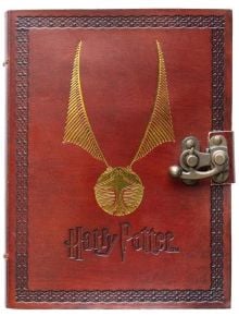 Тефтер с корици от веган кожа Grupo Erik Harry Potter в кафяво, с релефен златен снич и лого, декоративна закопчалка и орнаменти-идеален подарък за фенове на Хари Потър.