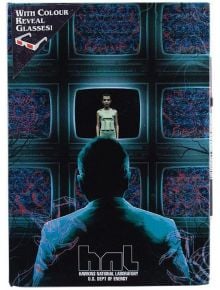 Силуетът на човек е обърнат към сини и лилави екрани, на които е изобразено момиче от "Странни неща" в бяло. Текстът гласи: "Национална лаборатория "Хокинс" на Министерството на енергетиката на САЩ". Продукт: Paladone Stranger Things - Hawkins Lab Color C