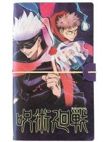Тефтер за пътуване Grupo Erik - Jujutsu Kaisen с аниме илюстрация на герой с бяла коса и превръзка и друг със спираловидна розова коса, японски текст, цветни енергийни ефекти и държач за карти.