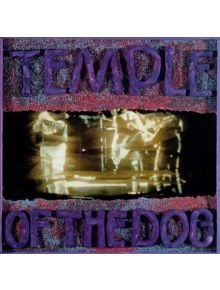 Обложката на албума Temple of the Dog - Temple of the Dog (2 VINYL) включва голям лилав надпис на името на групата, който обрамчва размазана снимка на Крис Корнел и групата, свиреща на живо, в центъра.