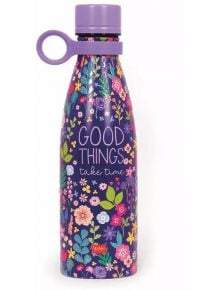 Термо бутилка Legami - Цветя, 500 мл е лилава бутилка от неръждаема стомана с цветни флорални мотиви и фразата "GOOD THINGS take time" в бяло отпред. Запазва напитките топли или студени в продължение на часове.