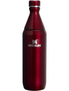 Бутилка за вода Stanley All Day Slim Garnet Shine, 600 мл - стилна червена термобутилка от рециклирана неръждаема стомана с винтова капачка и бяло лого Stanley отпред.