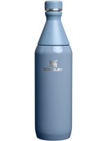 Бутилка за вода Stanley All Day Slim Indigo Gloss, 600 мл, с вакуумна изолация, лъскаво сребристо лого и винтова капачка в същия цвят е показана на бял фон.