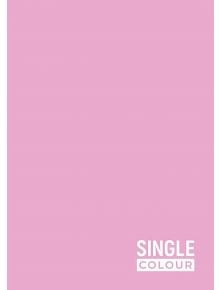 Плътен светлорозов фон с надпис "SINGLE COLOUR" с удебелени бели главни букви в долния десен ъгъл, напомнящ пастелните тонове на Тетрадка Spree Single Colour Pastel A4, 40 листа - широки редове.