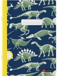 Тетрадката Miquelrius Dino Fossil A4 (48 листа, широки редове) е с тъмносиня корица, украсена със зелени скелети на динозаври като стегозавър и птеранодон, качествена хартия, жълт гръб и бял етикет в горната част.