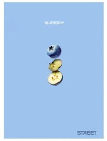 Цяла боровинка и разрязана наполовина боровинка са на обикновен светлосин фон. Над него е изписано "BLUEBERRY", а в долния десен ъгъл - "Тетрадка Street Fresh Fruits А4, 60 листа с широки редове".