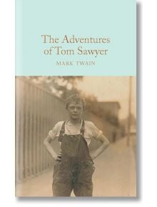 Корицата на книгата "Приключенията на Том Сойер" (Macmillan Collector's Library) е със снимка в сепия на момче в гащеризон, с ръце на хълбоците, застанало пред дървена ограда.
