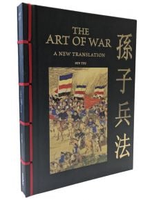 Двуезичното издание на "Изкуството на войната" с твърди корици има златен текст на английски и китайски език, подвързия с червени конци и корица, илюстрирана с древни войници, държащи знамена - една основна класика на военната стратегия.