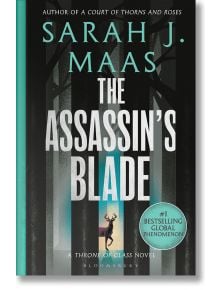 Корицата на книгата "Острието на убиеца" (Стъкленият трон, книга 0) от Сара Джей Маас показва тъмна гора, силуети на елени, златни дървета и тийн стикер с надпис "#1 бестселър в света.