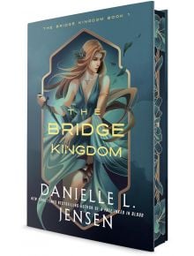 The Bridge Kingdom Deluxe Edition (The Bridge Kingdom Book 1) е зашеметяваща книга с твърди корици, с илюстрирана жена в тийн рокля с меч на фона на богато украсени листа - идеална за всяка колекция от фентъзи романси.