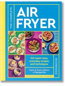 Корицата на "Пълна готварска книга за фритюрник" показва ярки ястия, смел текст в синьо и жълто и авторите Сам и Дом Милнър. Подзаглавието подчертава 140 лесни рецепти от фритюрник за здравословно, ежедневно готвене с прости техники.