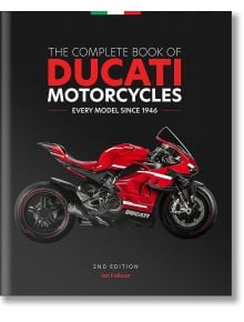 Корицата на "Пълна книга за мотоциклетите Ducati": Върху корицата е изобразено червено Ducati на черен фон със заглавието и италианското знаме в горната част - идеално за любителите на мотоциклети.