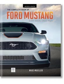 Корица на книгата за The Complete Book of Ford Mustang: на Майк Мюлер, на която е изобразен съвременен автомобил тип пони на път под оранжево небе, в чест на богатата история на Mustang.