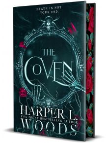 Корицата на книгата The Coven Special Edition от Харпър Л. Уудс, на която са изобразени скелетни ръце, стискащи богато украсено огледало с червени розови листенца и тъмен фентъзи фон. Слоган: Смъртта не е твоят край.