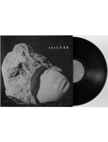 Черно-бяло изображение на The Cure - Songs of a Lost World (VINYL), частично извадено от калъфа. На обложката на албума е изобразена текстурирана скала със заглавието и името на групата в бял текст.