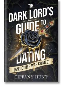 Корицата на книгата "Наръчник за запознанства с Тъмния лорд" с черна роза, от която капе злато, върху кинжал с бодливи лози и тъмен, драматичен фон - идеална за феновете на романтиката със злодеи.