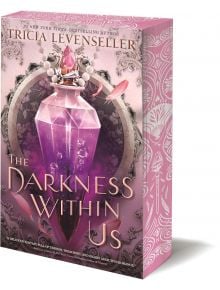 3D корицата на книгата The Darkness Within Us (Paperback) изобразява голям лилав кристален флакон с орнаментирани детайли на розов орнаментален фон - идеален за почитателите на фентъзи романтиката и интригите с наследство.