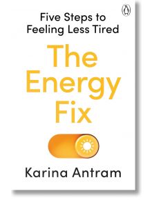 Корица на книгата The Energy Fix с подзаглавие Five Steps to Feeling Less Tired (Пет стъпки към по-малко умора) и оранжева икона на бутон за захранване с бяло слънце, предназначена за повишаване на енергията и борба с умората, на чист бял фон.