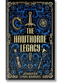 Корицата на "Наследството на Хоторн" (The Inheritance Games Deluxe Edition, Book 2) е с елегантен дизайн в синьо и златисто със символи като меч, ключ, компас, факла и бутилка - идеален колекционерски предмет за феновете.