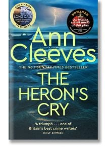 Корица на книгата The Heron's Cry (Two Rivers, Book 2) от Ан Клийвс с детектив Матю Вен. Драматична плажна сцена с тъмни облаци, светкавици, отражения на мокър пясък. Значките показват статут на бестселър и номинация за награда за криминален роман.
