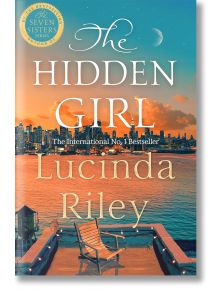 Корица на книгата "Скритото момиче" от Лусинда Райли, на която е изобразен залезът на града край водата, басейн с два шезлонга отпред и златен печат с надпис "Поредицата "Седемте сестри".