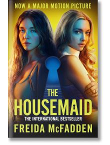 Две жени са застанали гръб към гръб на светещ жълт фон, а между тях има синя ключова дупка. Текст: Сега основен филм. The Housemaid (Film Tie-In)-психологически трилър от Фрейда Макфадън.