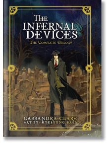 Мъж в тъмно палто стои в дъждовно гробище под бурно нощно небе. Богато украсени златни рамки обрамчват "Адски устройства": Корицата на графичния роман, чието действие се развива в света на Ловците на сенки от Касандра Клеър, с надписите по-долу.
