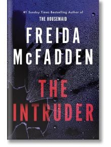 Корицата на книгата "Нарушителят", на която е изобразен удебелен бял и червен текст върху близък план на пукнато стъкло с водни капки на тъмен фон; този психологически мистериозен роман е дело на Фрейда Макфадън.