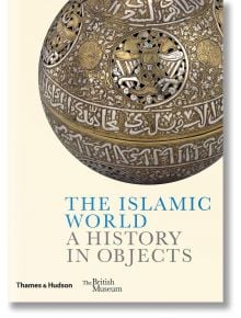 Ислямският свят: На корицата на книгата е изобразен детайлен артефакт от златен и сребърен метал със сложна арабска калиграфия, подчертаваща ислямското изкуство. Логата на Thames & Hudson и Британския музей са разположени в долната част на корицата.