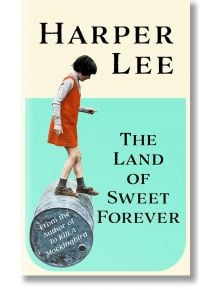 Корицата на книгата "Страната на сладките завинаги" с младо момиче в оранжева рокля, което балансира върху бъчва, на светлосин и кремав фон.