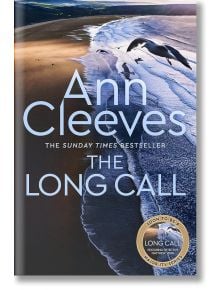 Корица на книгата The Long Call (Two Rivers, Book 1) от Ан Клийвс. Представлява детектив Матю Вен, пясъчен плаж, океански вълни, летяща птица и златен стикер, отбелязващ адаптацията ѝ по телевизионния сериал.