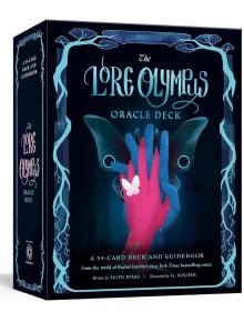 Изображението показва кутията на оракулската колода The Lore Olympus, на която е изобразена наситена розово-синя ръка, държаща бяла пеперуда с тъмни крила и богато украсени рамки на тъмносин фон, вдъхновен от гръцката митология.