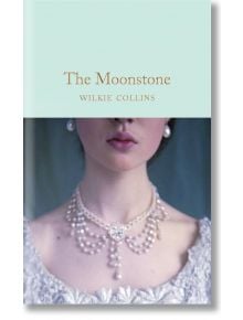 Корицата на книгата "Лунният камък" (Macmillan Collector's Library) показва жена от врата надолу с перлени обеци, огърлица от перли с голяма висулка и богато украсена светла рокля.