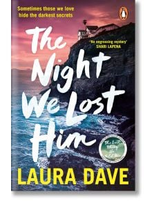 Корица на книгата "Нощта, в която го загубихме" с бяло ръкописно заглавие върху крайбрежна скала по залез с къща на скалата и цитати от рекламата в горната и страничната част.