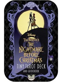 Корицата на The Nightmare Before Christmas Tiny Tarot изобразява Джак и Сали под пълна луна, заобиколени от лилава рамка с причудливи акценти за Хелоуин.